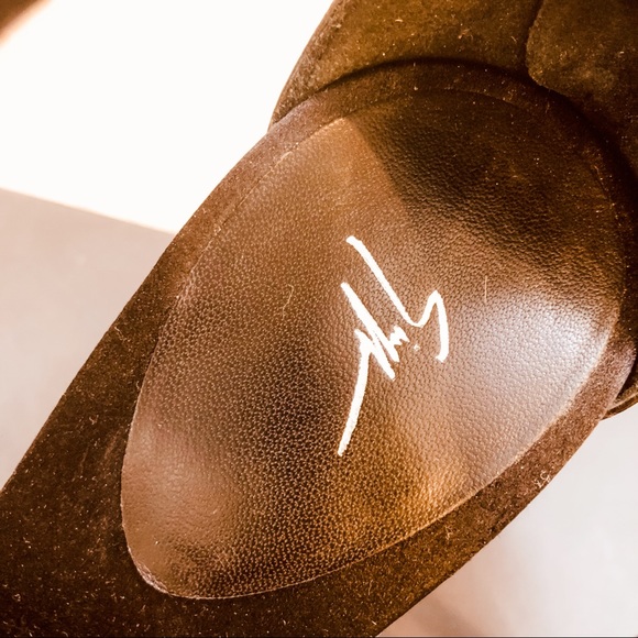 UNWORN Giuseppe Zanotti Black & Gold Pumps - Picture 5 of 8